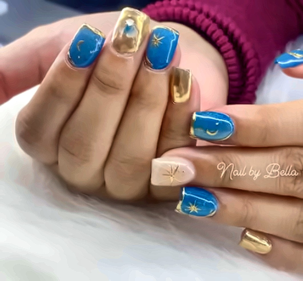 Bright blue nails with gold chrome accents